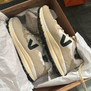 NWT VEJAS US 8.5 women’s